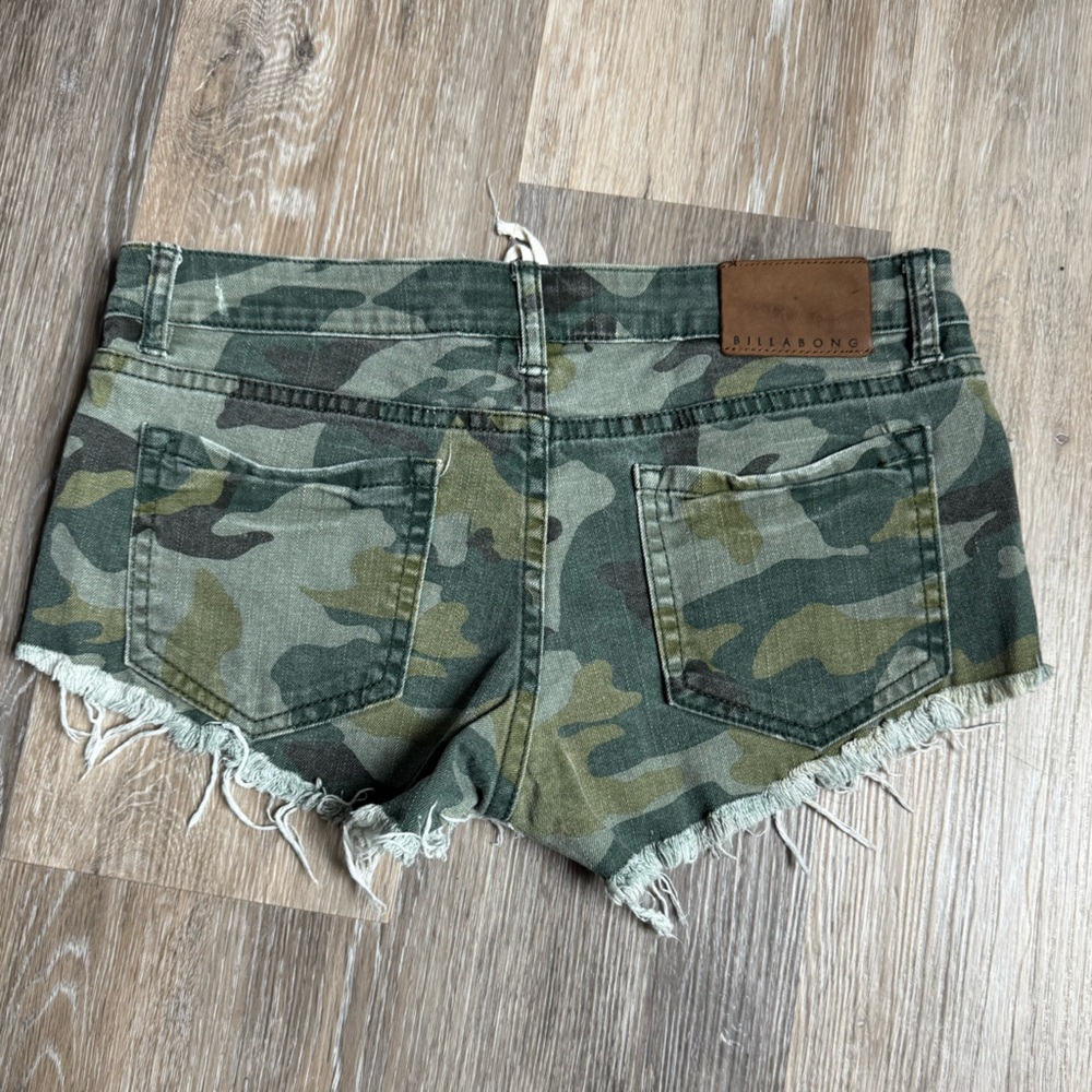 Billabong Green Camouflage Shorts - Picture 2 of 3